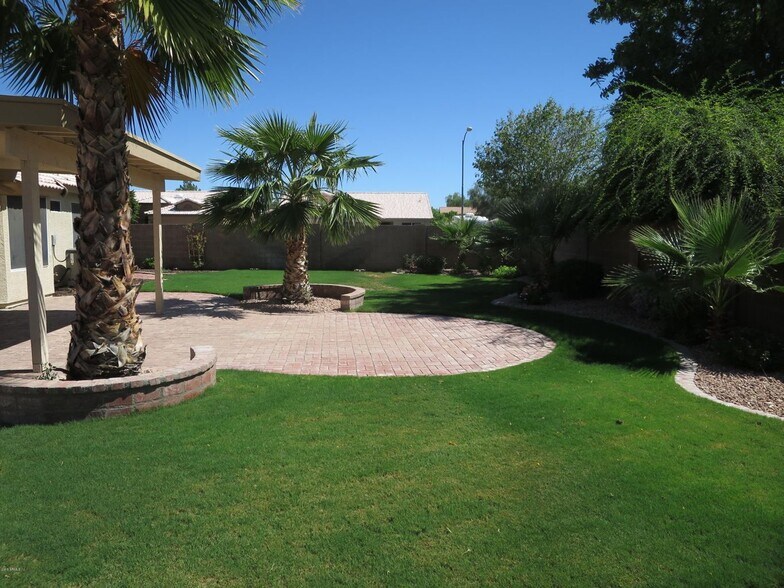 Back Yard is lawn, mature trees & flowering bushes. - 9139 W Davis Rd
