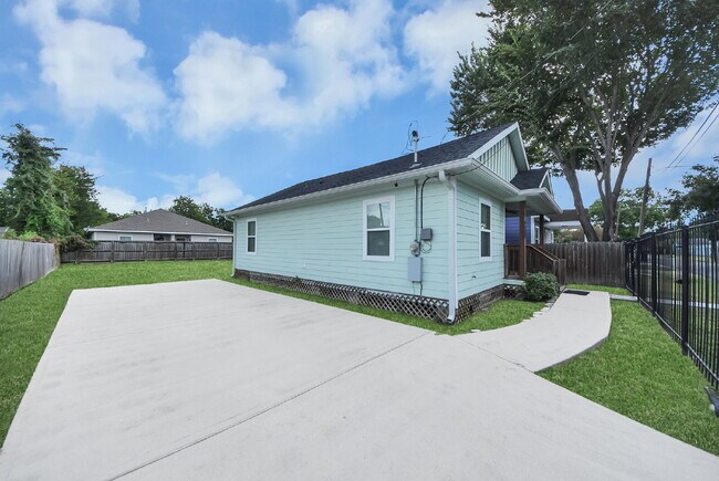 Building Photo - Renovated Houston Gem Near Downtown & the Medical Center