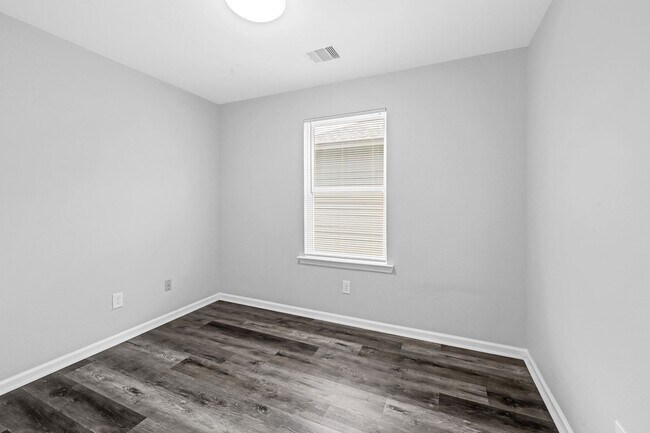 Building Photo - ASAP move in! Charming 3-Bedroom Home in the Heart of Conroe