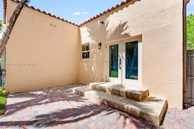 Building Photo - 2413 N Greenway Dr