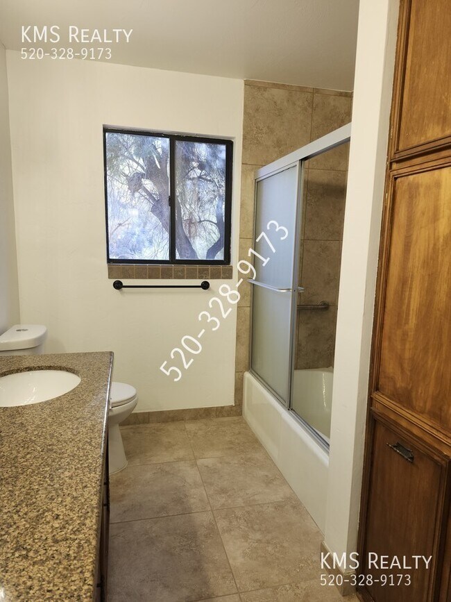 Building Photo - 500 E Eden Pl