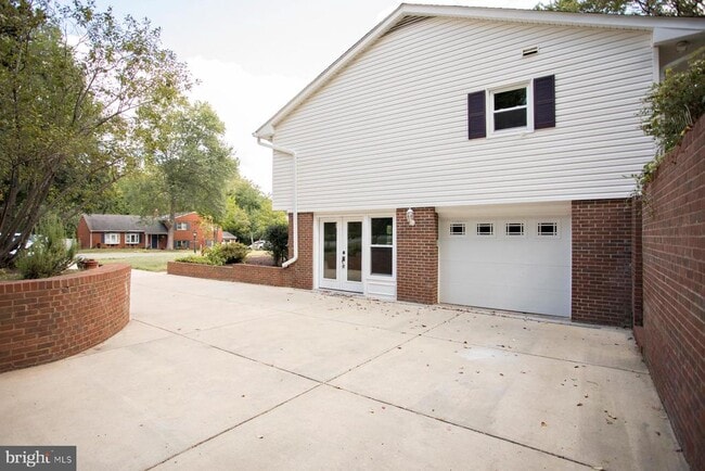 Building Photo - 115 Woodland Rd