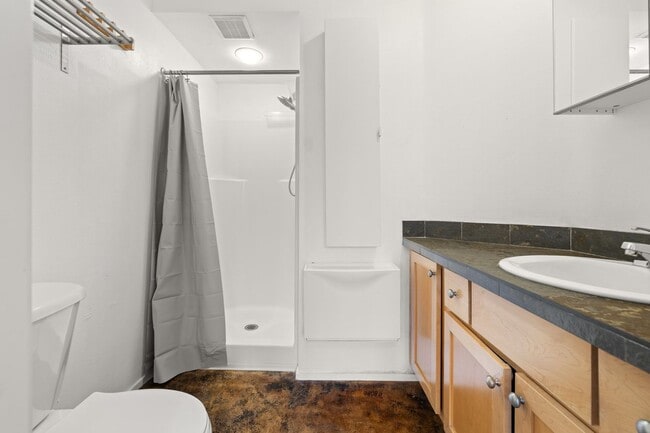 Building Photo - 2 BR 2 BA Townhome in North Tabor- 3 Levels!