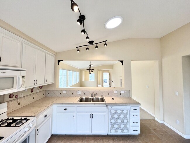 Building Photo - North Merced: $2179 3 Bedroom 2 Bathroom p...