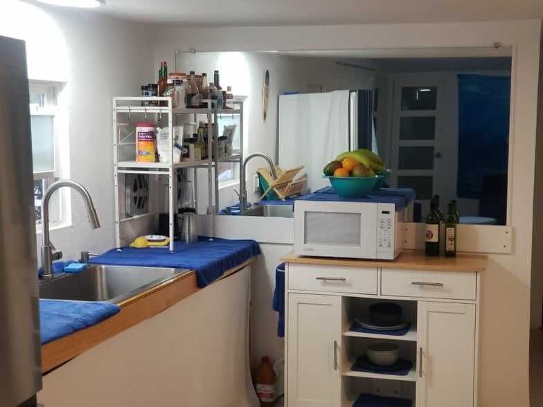 Kitchen Corner - 1875 Missle View Ave