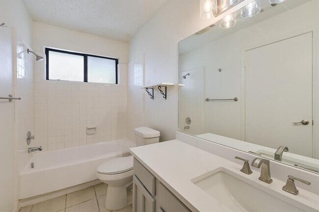 Building Photo - 1202 Thorpe Ln