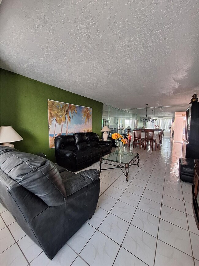 Building Photo - 2821 Somerset Dr