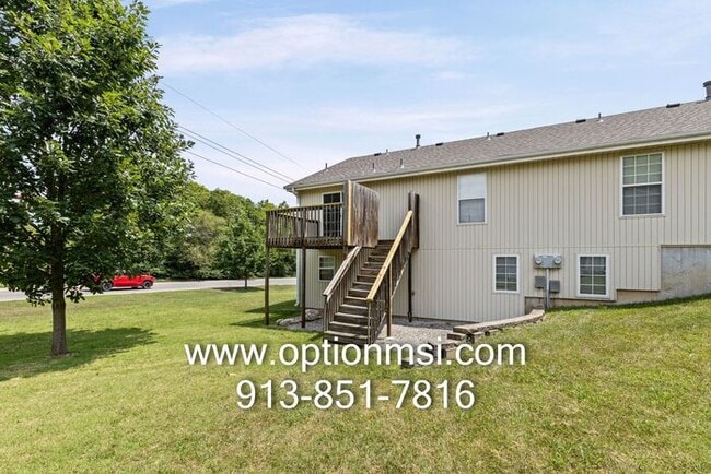 Building Photo - Welcome home to this beautifully updated 3-bedroom, 2-bath duplex in the heart of Johnson County!
