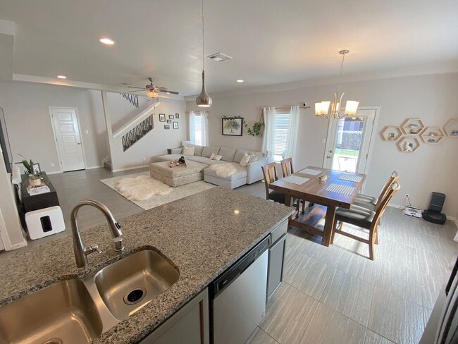 Building Photo - East El Paso 3 bed Refirg A/C