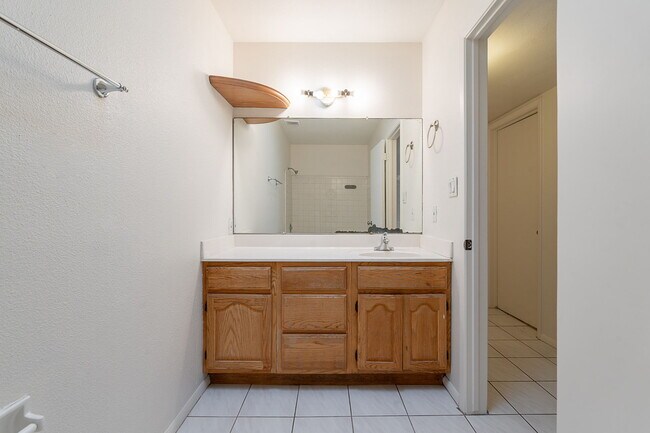 Building Photo - 2543 E Huntington Dr