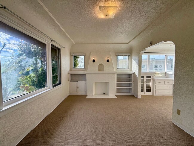 Building Photo - Cozy and Charming South Park One Bedroom Apartment Home!