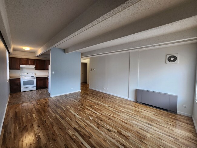 Building Photo - Gorgeous 1 Bed 1 Bath Condo In Fantastic L...
