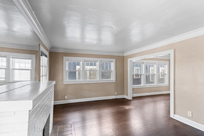 Building Photo - Charming 2-Bed Home with Hardwood Floors &...