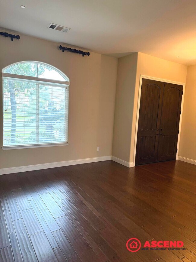 Building Photo - Stunning 4 bedroom + office in Seven Oaks!