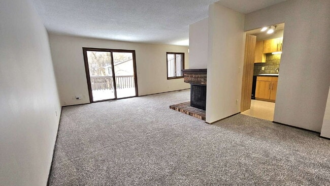 Building Photo - "Charming 3-Bed Townhouse with 2 Full Baths and Spacious 1,492 Sq Ft in Maple Grove!"
