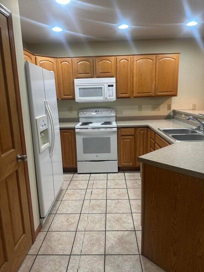 Building Photo - 903 8th Ave N