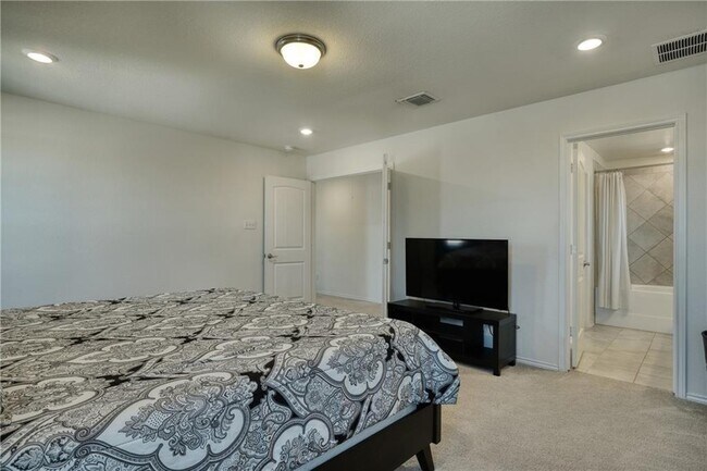 Building Photo - 521 Bradford Ln