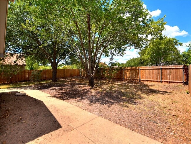 Building Photo - 813 Primrose Ln