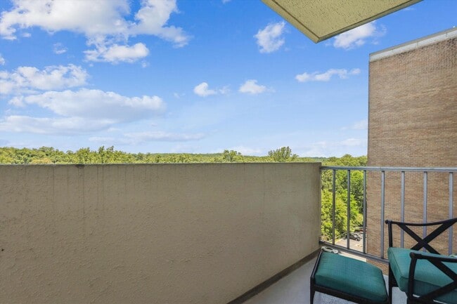 Building Photo - Great 2 Bedroom 2 Bath in Van Ness DC!