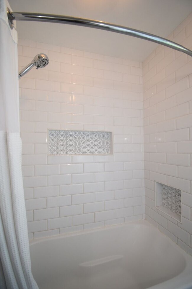 Building Photo - Unique 6 Bedroom Home in Midvale!