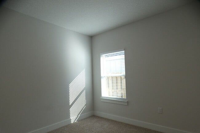 Building Photo - 4-Bedroom Home - Community Pool