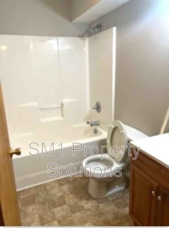 Building Photo - 1716 Green Oaks Dr SE