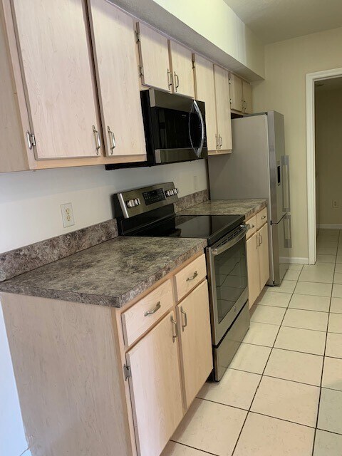 Kitchen - 738 Crest Pines Dr