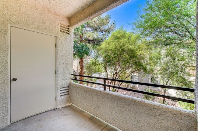 Building Photo - Move right into this 2 bedroom, 2 bath condo!