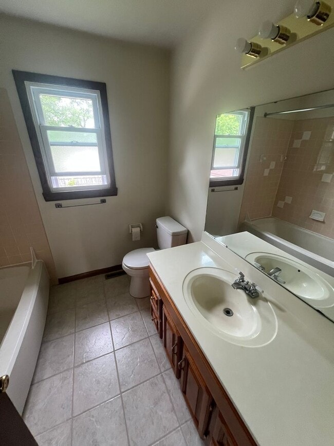 Building Photo - Millcreek 3 Bedroom House