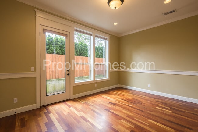 Building Photo - Prime Location - Luxury Two Bedroom Townhouse with Stylish Amenities