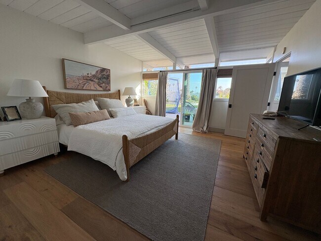 Building Photo - Great private location from this Fully ren...