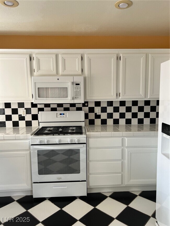 Building Photo - 212 Silver Castle St