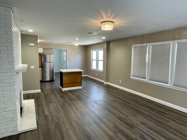Building Photo - Updated and Spacious 2 bed 2 bath in the P...