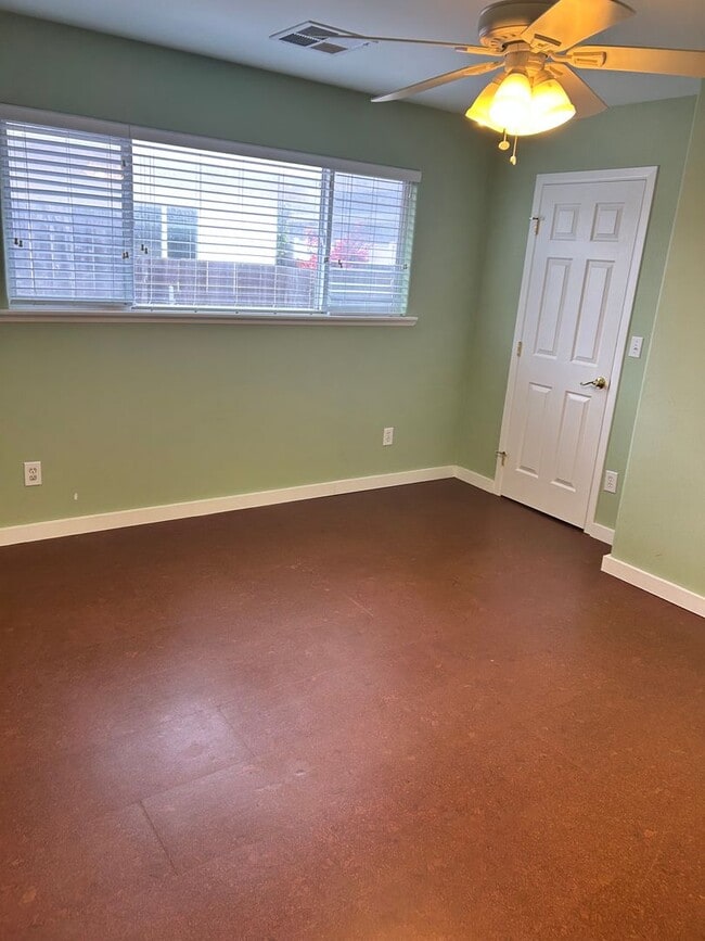 Building Photo - Spacious 3-Bedroom Home + Office/Den in De...