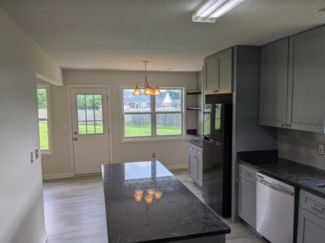 Building Photo - 102 Populus Dr