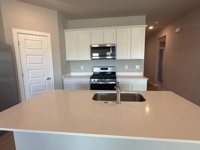 Building Photo - 2924 Firefly Dr