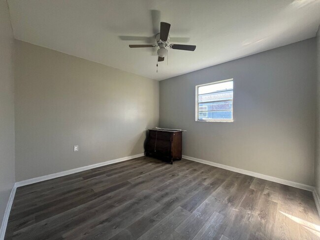 Building Photo - 2 bed/ 1 bath duplex