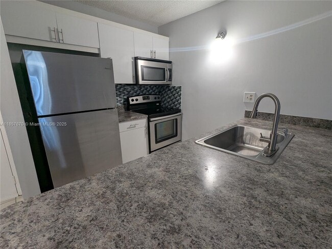 Building Photo - 2771 Riverside Dr