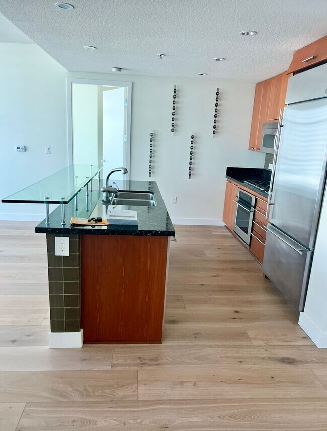 Building Photo - Stunning 1 bedroom, 1.5 bath in The Grande...