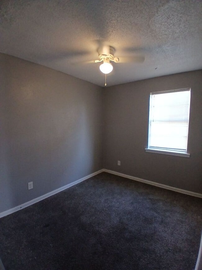 Building Photo - Move in Ready 4 Bedroom, 1 Bath | Open to Section 8