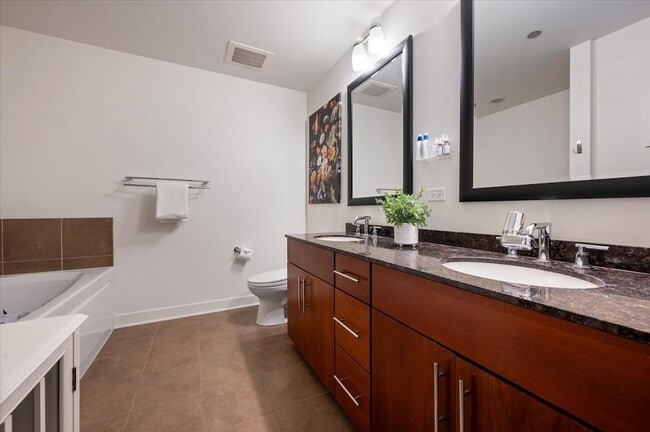 Building Photo - 505 N McClurg Ct