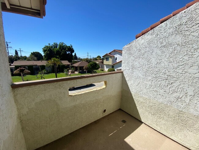 Building Photo - Large Centrally Located Two Story Condo wi...