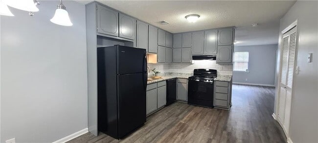 Building Photo - 8460 Pineland Dr