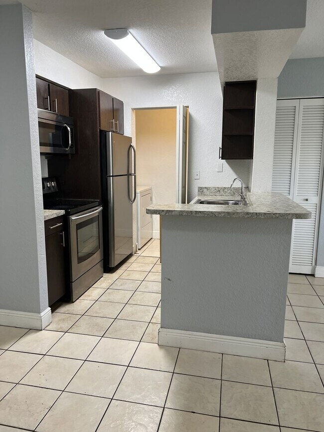Building Photo - 1237 SW 46th Ave