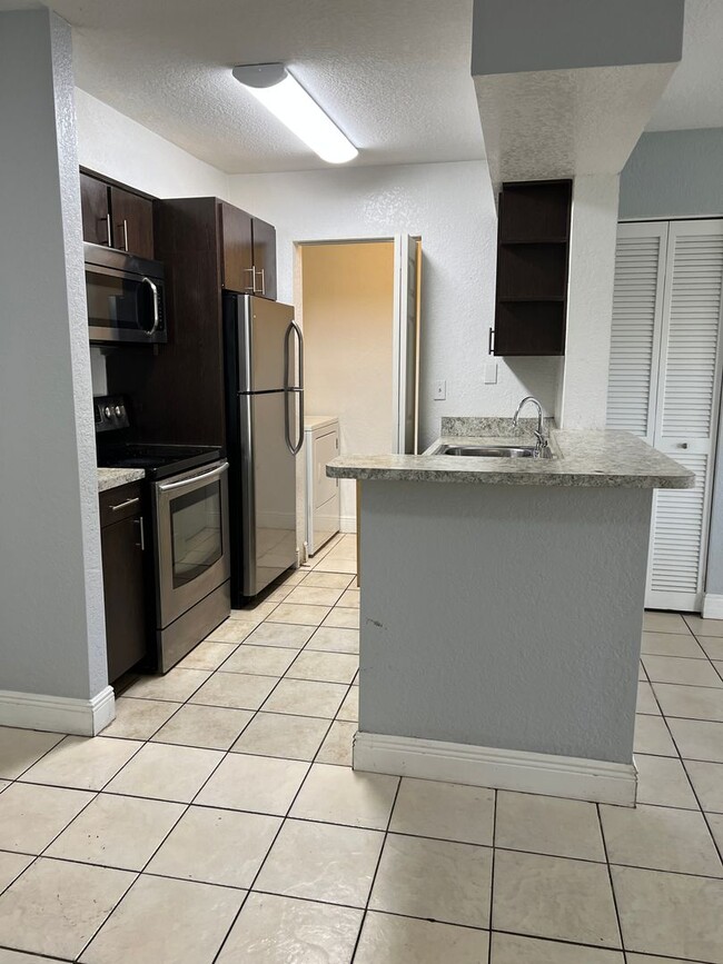 Building Photo - Pompano 2 Bedroom in Pretty Gated Community