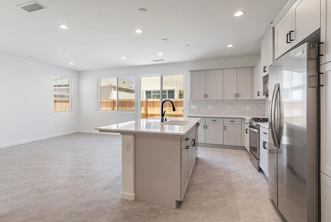 Building Photo - New Tesoro Viejo home with 3 bedrooms, 3 b...