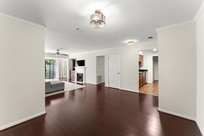 Building Photo - 25312 Plantation Dr NE