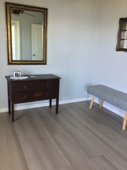 Building Photo - 10872 Skyview Dr