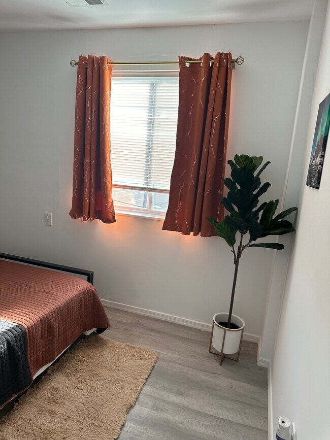 Building Photo - 3826 W 9th St