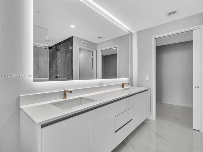 Building Photo - 700 NE 24th St